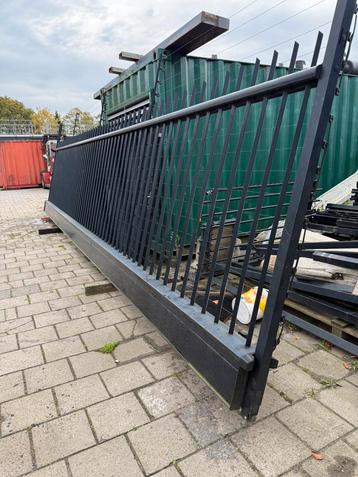 Gebruikte schuifpoort elektrisch | 9x2 meter beschikbaar voor biedingen