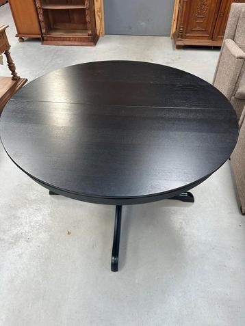 Ronde zwarte uittrekbare tafel beschikbaar voor biedingen