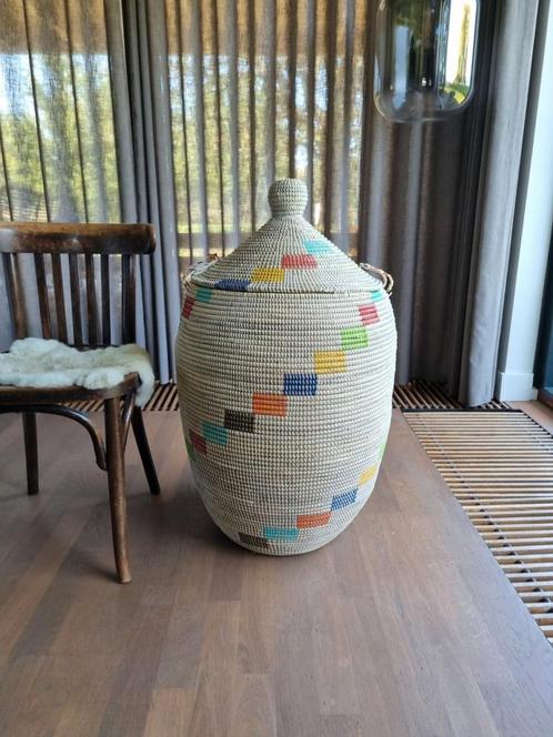 Afrikaanse wasmand XL handgemaakt in Senegal, Huis en Inrichting, Woonaccessoires | Schalen en Manden, Nieuw, Rond, Overige materialen
