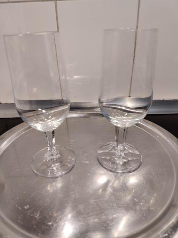 2 bierglazen op voet beschikbaar voor biedingen