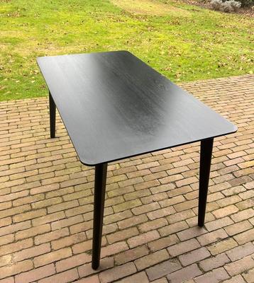 Zwarte eettafel