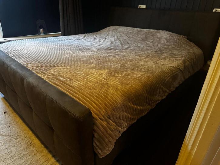Boxpring Sunday -180x 200cm, Huis en Inrichting, Slaapkamer | Complete slaapkamers, Zo goed als nieuw, Tweepersoons, Ophalen