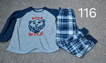 Jongen warme pyjama beschikbaar voor biedingen