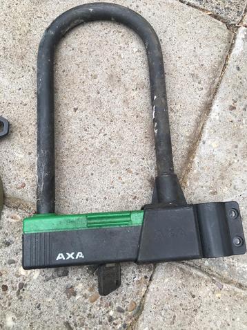  goed werkend  AXA slot, met sleutels. 