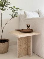 Mooi bijzettafeltje van travertin travertine, Huis en Inrichting, Tafels | Bijzettafels, Ophalen, Minder dan 55 cm, Vierkant, Nieuw