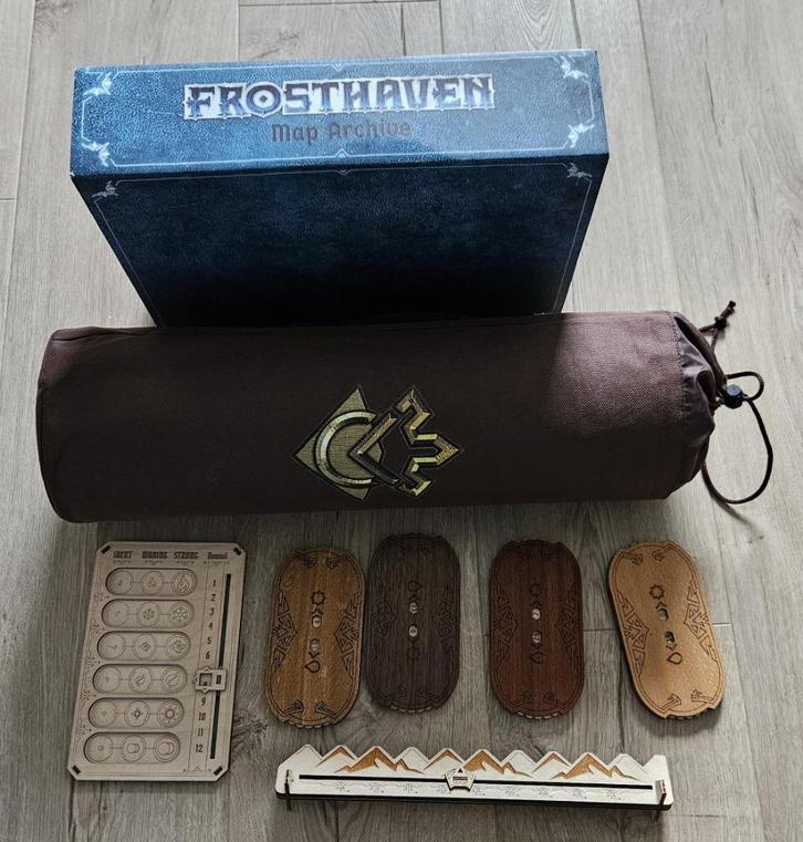 Frosthaven playmats, trackers, vitality dials, map archive, Hobby en Vrije tijd, Gezelschapsspellen | Bordspellen, Gebruikt, Ophalen of Verzenden