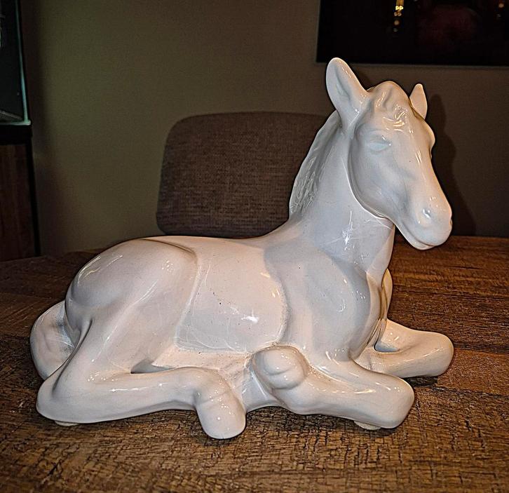 Art Deco liggend wit paard / veulen beeld, Antiek en Kunst, Antiek | Keramiek en Aardewerk, Ophalen of Verzenden