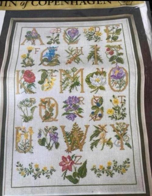 BORDUURPAKKET PERMIN OF COPENHAGEN FLOWERS ABC, Hobby en Vrije tijd, Borduren en Borduurmachines, Nieuw, Borduurpakket, Handborduren