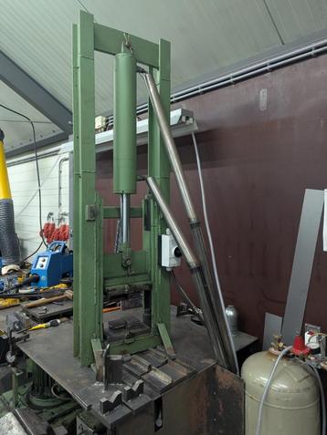 Smeedpers - hydraulische pers - damast smeden beschikbaar voor biedingen