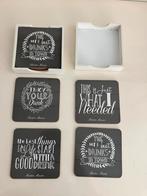 Riviera Maison 2 sets met 4 onderzetters grijs wit, Ophalen of Verzenden, Zo goed als nieuw, Glas of Kopje