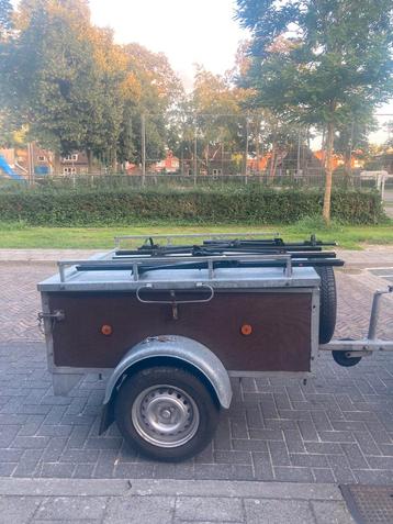 Compacte bagagewagen en 4 fietsendragers beschikbaar voor biedingen