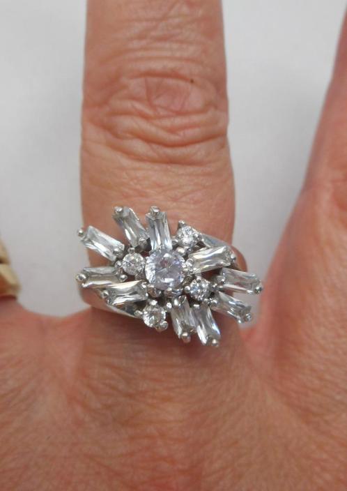 Prachtige zilveren ring met heldere stenen maat 17.75 nr.129, Sieraden, Tassen en Uiterlijk, Ringen, Zo goed als nieuw, Dame, 17 tot 18