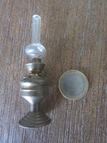 poppenhuis toebehoren,  miniaturen olielamp weegschaal beschikbaar voor biedingen