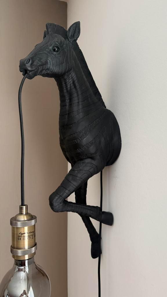 Zwarte Zebra Wandlamp - Uniek Design!, Huis en Inrichting, Lampen | Wandlampen, Zo goed als nieuw, Overige materialen, Ophalen