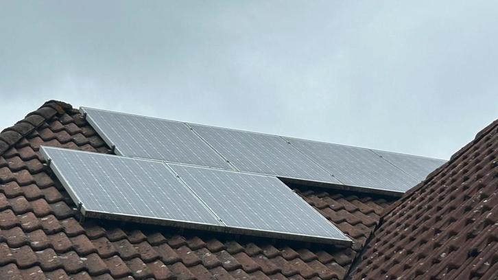Set van 12 zonnepanelen incl omvormer en montagemateriaal, Doe-het-zelf en Verbouw, Zonnepanelen en Toebehoren, Gebruikt, Overige typen