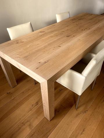 Eikenhouten eettafel – stijlvol en onderhoudsvriendelijk beschikbaar voor biedingen