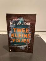 Twee Kleine Visjes - M.J. Arlidge, Ophalen of Verzenden, Zo goed als nieuw, Nederland