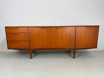 Vintage dressoir McIntosh beschikbaar voor biedingen