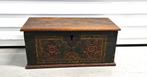 Een antieke kist in volkskunststijl., Antiek en Kunst, Antiek | Meubels | Stoelen en Banken, Ophalen of Verzenden