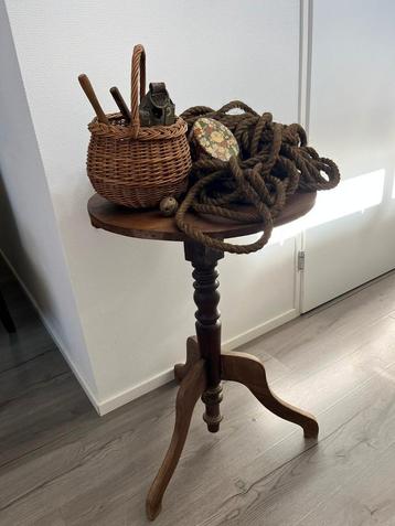 Wijntafel,Wijntafeltje bijzettafel sober,landelijk  beschikbaar voor biedingen