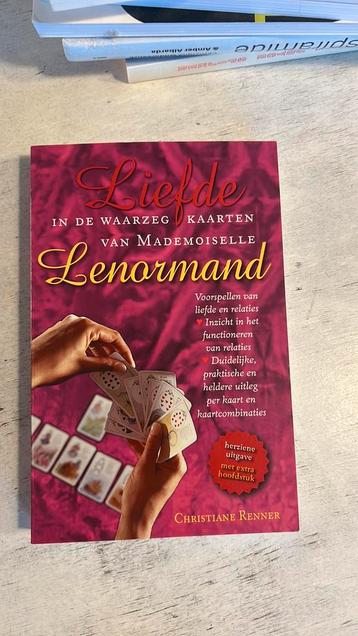 Liefde in de waarzegkaarten van Mademoiselle Lenormand beschikbaar voor biedingen