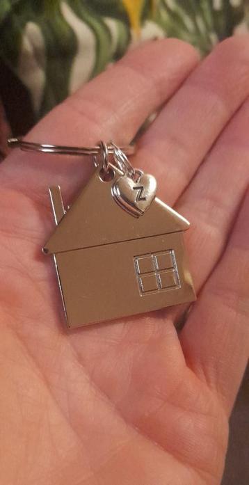 Gepersonaliseerde sleutelhanger: huis met letter beschikbaar voor biedingen