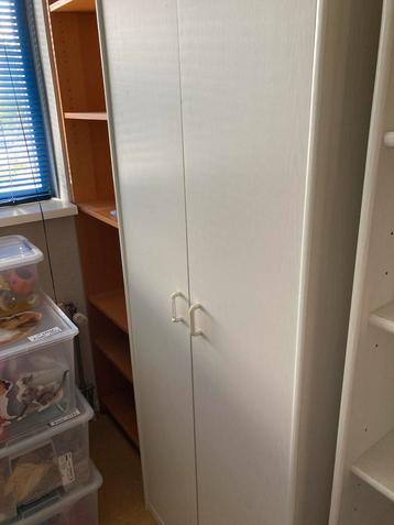 Wit met grijs Kast planken en 2 deuren. Kastje cd’s/dvd’s. beschikbaar voor biedingen