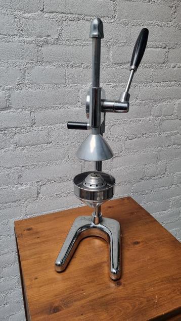 Retro hand citruspers beschikbaar voor biedingen