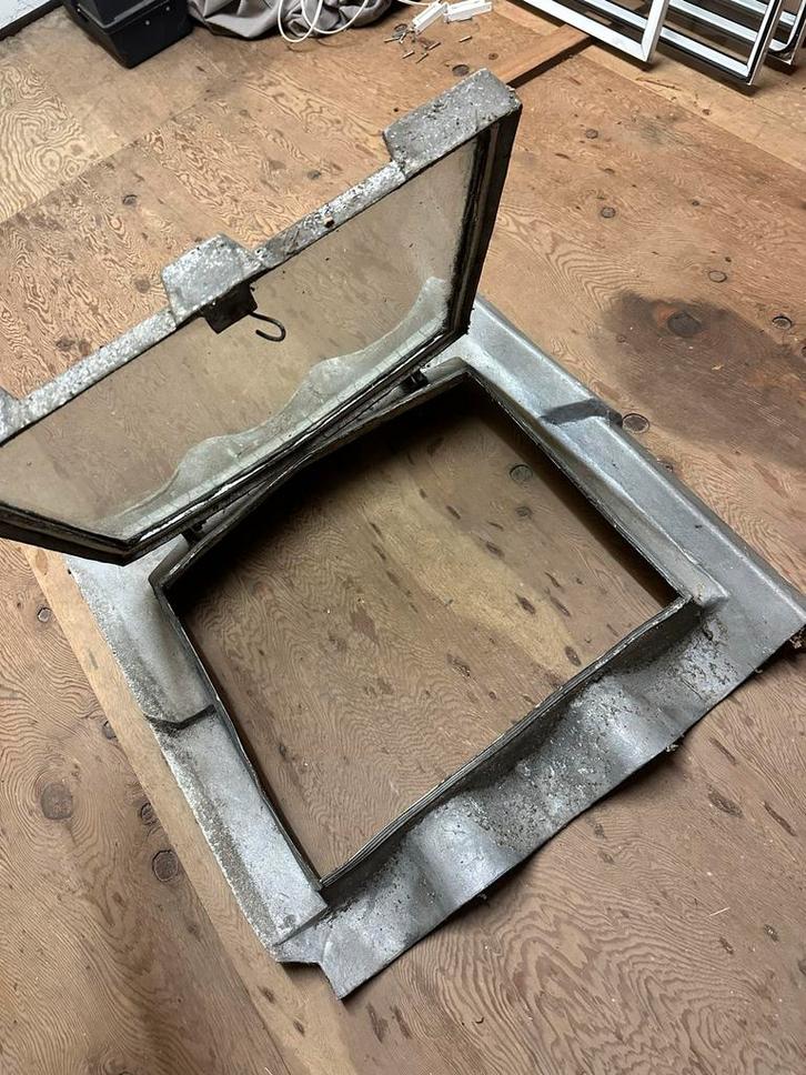 2x Dakraam met kiepframe, enkel glas, Doe-het-zelf en Verbouw, Dakpannen en Dakbedekking, Gebruikt, Overige typen, Metaal, Grijs