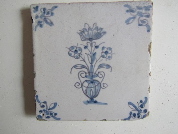 een 17e eeuwse tegel met een vaas met bloemen., Antiek en Kunst, Antiek | Wandborden en Tegels, Ophalen of Verzenden