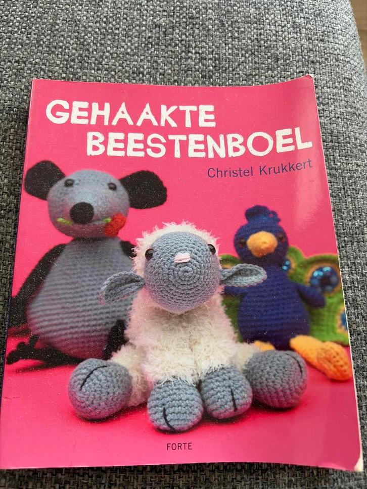 Gehaakte Beestenboel - Haakboek voor Leuke Knuffels, Hobby en Vrije tijd, Breien en Haken, Zo goed als nieuw, Haken, Patroon of Boek