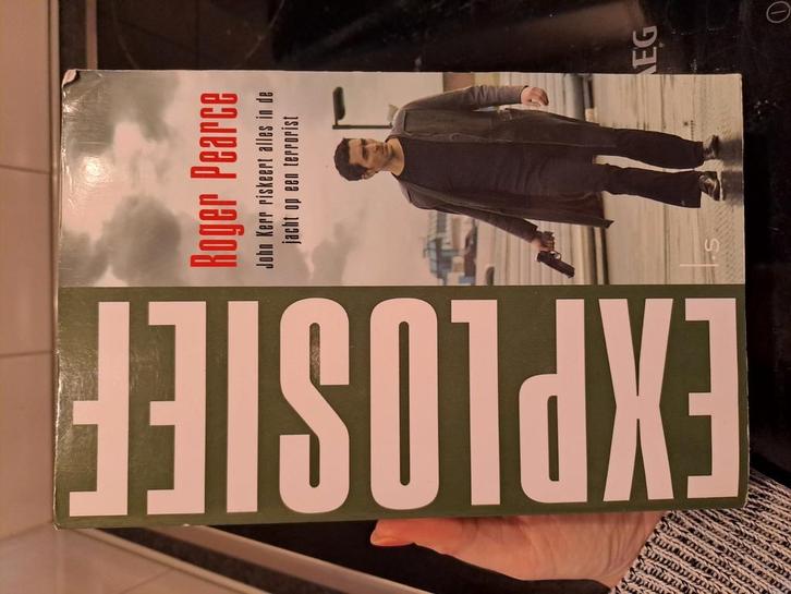 Roger Pearce - Explosief, Boeken, Thrillers, Zo goed als nieuw, Ophalen of Verzenden