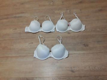 Voorgevormde bh's maat 90 C, ea lingerie maat L beschikbaar voor biedingen