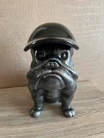bulldog met pet 40hoog 22breed/Nieuw!, Verzamelen, Beelden en Beeldjes, Ophalen of Verzenden, Nieuw