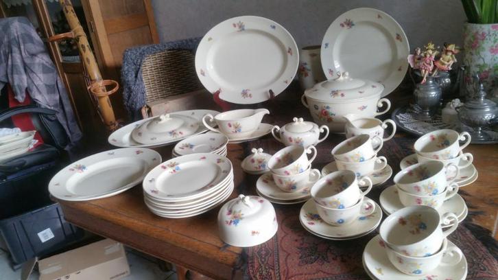 erviesdelen van P Regout serie Zonnebloem, Antiek en Kunst, Antiek | Servies los, Ophalen of Verzenden