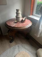 Ronde Antieke bijzettafel van massief hout en roze marmer, Antiek en Kunst, Ophalen