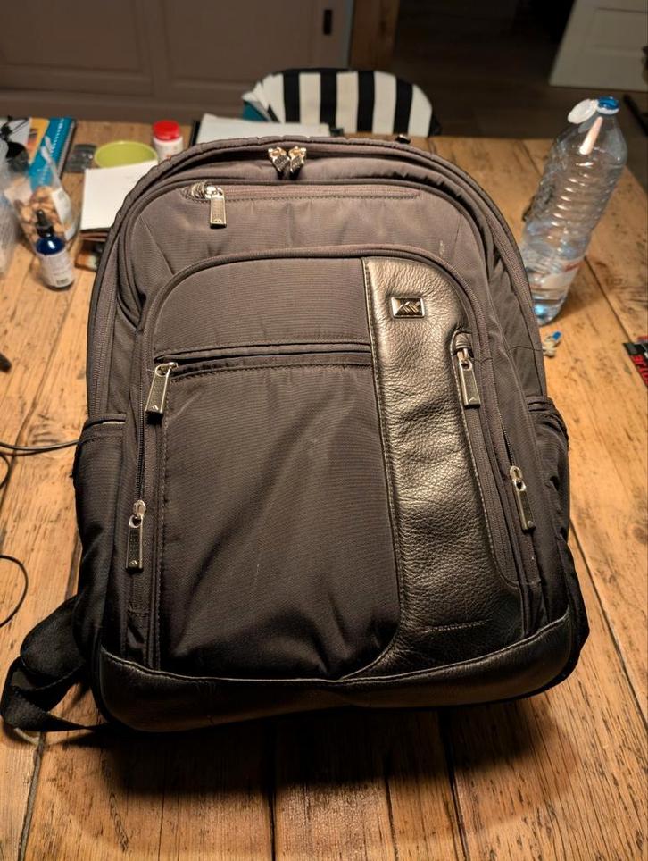 Te koop kwalitatieve reis rugzak Brenthaven 17 inch laptop, Computers en Software, Laptoptassen, Zo goed als nieuw, Rugzak, 17 inch of meer