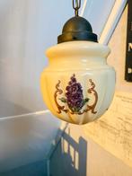 Antieke hanglamp - handbeschilderde opaline uraniumglas kap, Antiek en Kunst, Antiek | Lampen, Ophalen