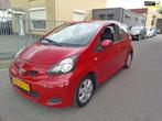 Toyota Aygo 1.0-12V Aspiration Red, Auto's, Toyota, Voorwielaandrijving, Gebruikt, 4 stoelen, Alcantara