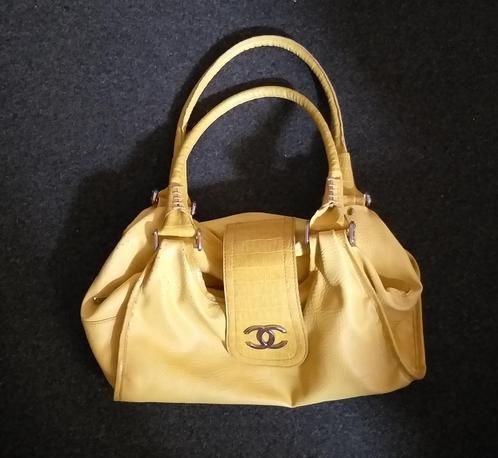 Handtas met Chanel embleem, Sieraden, Tassen en Uiterlijk, Tassen | Damestassen, Gebruikt, Handtas, Geel, Ophalen of Verzenden