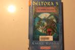 801q - boek - deltora 3 - de laatste bewaker - emily rodda, Boeken, Ophalen of Verzenden, Gelezen