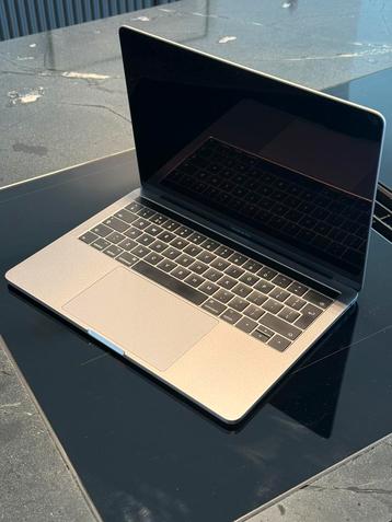 MacBook Pro 13 2017 – Model A1706 – 256GB / 8GB – Space Gray beschikbaar voor biedingen