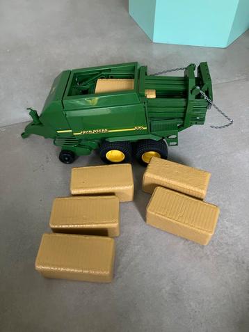 John Deere 690 Pers met Hooipakjes beschikbaar voor biedingen