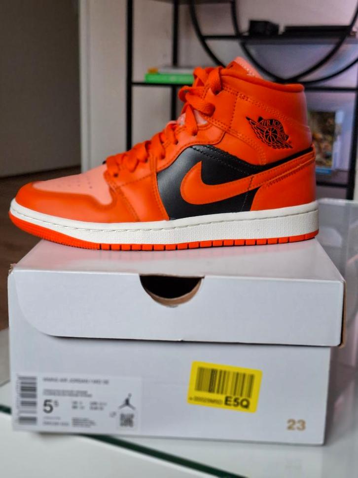 Nike Air Jordan 1 Mid 'Orange Black' maat 36, Kleding | Heren, Schoenen, Nieuw, Sneakers of Gympen, Overige kleuren, Ophalen of Verzenden