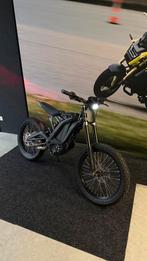 Surron Light Bee X op kenteken MAAR 900KM gereden, Fietsen en Brommers, Brommers | Crossbrommers, Zo goed als nieuw, 50 cc, Ophalen