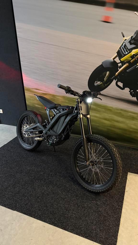 Surron Light Bee X op kenteken MAAR 900KM gereden, Fietsen en Brommers, Brommers | Crossbrommers, Zo goed als nieuw, Overige merken