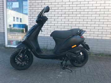 DE DIKSTE PIAGGIO ZIP SP 45KM 4T MAT BLACK BJ2015 9000KM SP beschikbaar voor biedingen