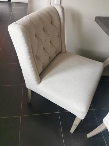Tafel met 4 stoelen beschikbaar voor biedingen