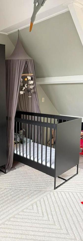 Kidsmill Modular ledikant en commode (zwart-staal-marmer), Kinderen en Baby's, Kinderkamer | Complete kinderkamers, Zo goed als nieuw