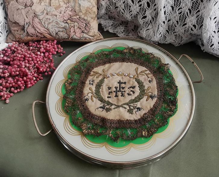 Antiek kleedje liturgisch Handgemaakt 20cm zeer oud Miekje, Antiek en Kunst, Antiek | Religie, Ophalen of Verzenden